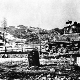 Utiliss comme artillerie fixe, les blinds fournissent un appui prcieux aux dfenseurs du camp retranch, fvrier 1951 (ECPAD, D54-02-126)