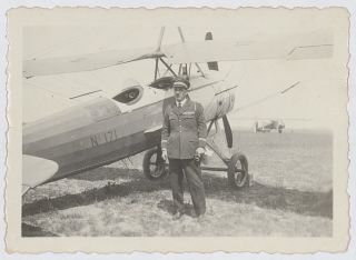 Photographie de Joseph Sallars, en tenue militaire, devant un avion - MAEB_FP_SAL1_20_VOL_02_VD - Muse de l'Air et de l'Espace