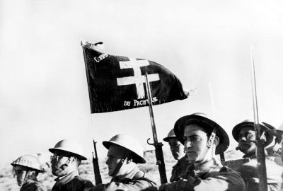 Quelque part en Libye, le bataillon du Pacifique fait glorieusement flotter le signe de la croix de Lorraine - Service historique de la Dfense