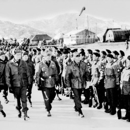 Le prsident amricain Eisenhower, accompagn des gnraux Clark (commandant en chef des forces des Nations-Unies) et Van Fleet (commandant de la VIIIe Arme), passe en revue le Bataillon franais, dcembre 1952 (ECPAD, D54-11-281)