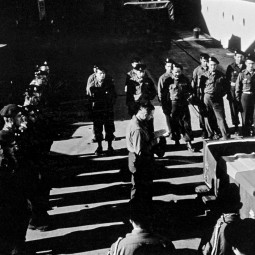 Aprs une crmonie, les corps sont envoys au Japon puis rapatris par la mission militaire franaise, ici en dcembre 1952 (ECPAD, F53-201 L46)