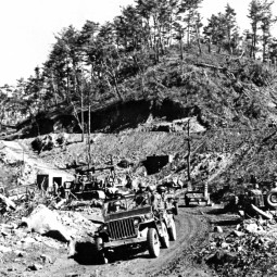 Au printemps 1951, la motorisation des forces des Nations-Unies procure une supriorit dans la manuvre. Ici dans le secteur dInje, juin 1951 (ECPAD, D54-02-132)