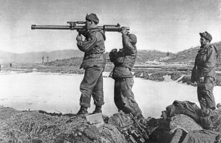 Peu aprs leur arrive en Core, les volontaires franais se familiarisent avec l'armement amricain, comme ce tireur au canon de 57 mm sans recul, dcembre 1950 (ECPAD, D54-2-116)