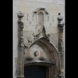 Détail de l'entrée de l'enclos Sainte-Jeanne © ministère des armées