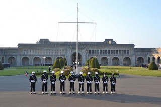 Cérémonie des couleurs sur la place d'armes du centre d'instruction naval de Brest (Crédits : J. Bonnin, Marine Nationale)