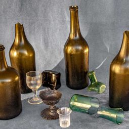 Mobilier archologique en verre li au quartier des officiers issu des sondages 3 et 4 opration 2017, C. Michaud, AAPA/Universit des Antilles.