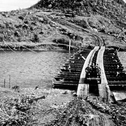 Arrowhead. Les positions franaises (cote 281) sont relies  larrire par un pont de bateau, cible des bombardements chinois, octobre 1952. (ECPAD, F53-201 L9)