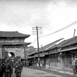 Avant les premiers combats, les volontaires franais font connaissance avec la Core. Ici  Suwon, dcembre 1950 (ECPAD, D54-16-416)