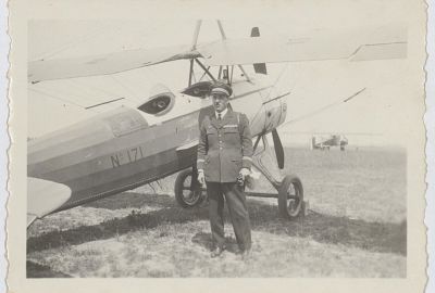 Photographie de Joseph Sallarès, en tenue militaire, devant un avion - MAEB_FP_SAL1_20_VOL_02_VD - Musée de l'Air et de l'Espace