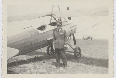 Photographie de Joseph Sallars, en tenue militaire, devant un avion - MAEB_FP_SAL1_20_VOL_02_VD - Muse de l'Air et de l'Espace