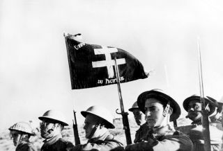 Quelque part en Libye, le bataillon du Pacifique fait glorieusement flotter le signe de la croix de Lorraine - Service historique de la Dfense