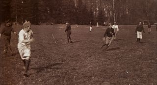 Soldats jouant au football dans un champ 