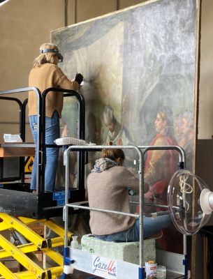  Les restauratrices  luvre sur le tableau de Van Loo, Saint-Louis sacr par lvque de Soissons   C2RMF