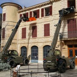 Les engins du 2e REG vacuent le chteau avant les travaux