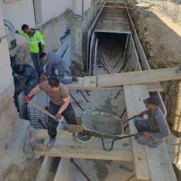 Les lgionnaires du 2e REG construisent la tranche qui abritera les futures rserves du muse