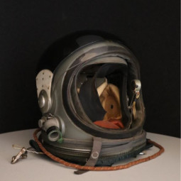 Casque stratosphérique EFA type 23, 1975 ©Musée du service de santé des armées au Val-de-Grâce